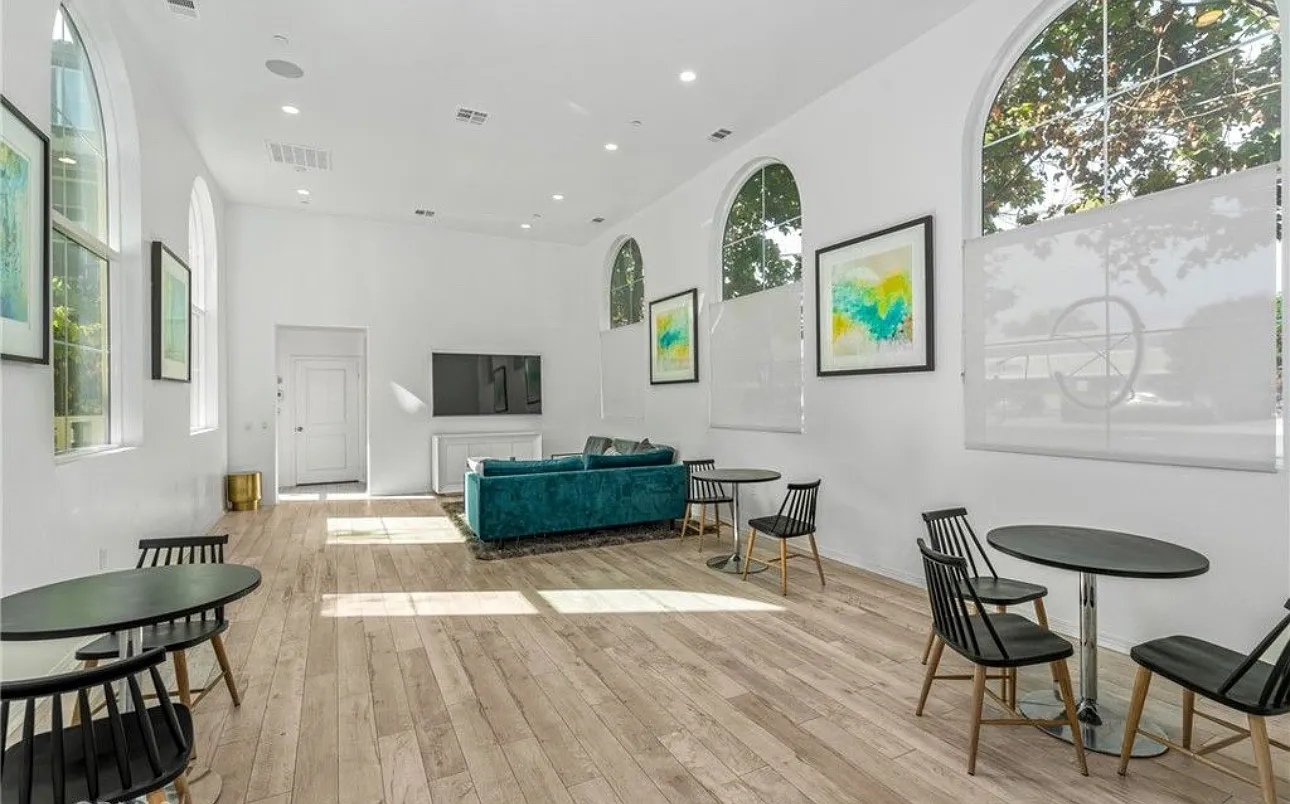 4 bed, 3.5 bath, 2129 sqft, $4,800 — Photo 2