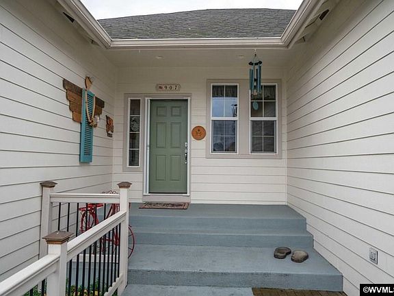 3rd image of 907 Eisenhower Dr NW
