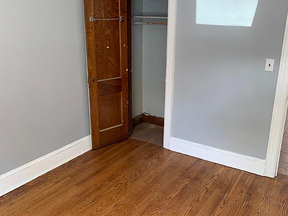 3rd image of 528 Forest Ave