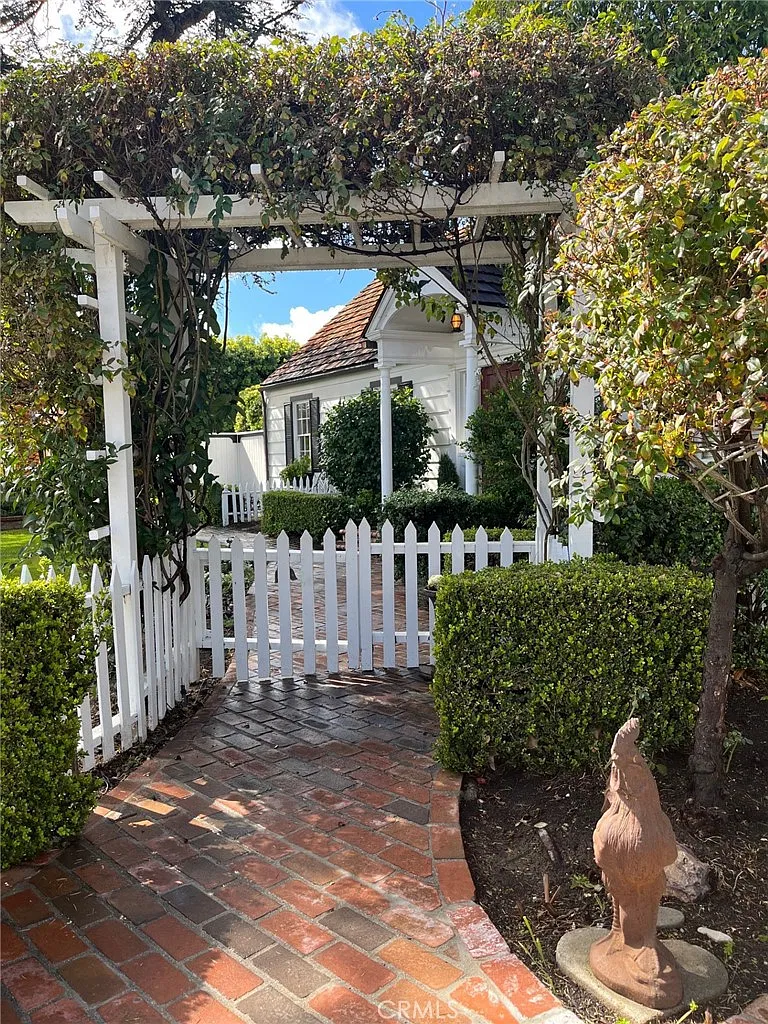 4 bed, 2208 sqft, $7,500 — Photo 4