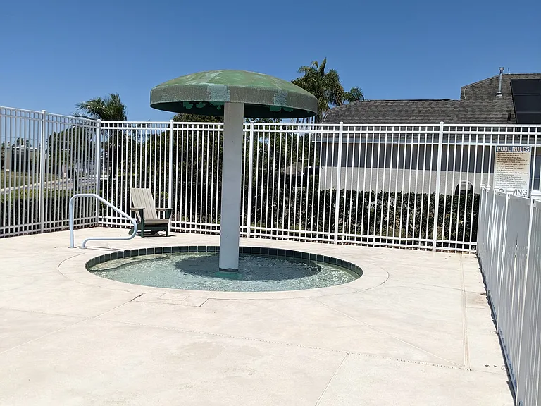 246 Queen Mary Dr — Photo 12
