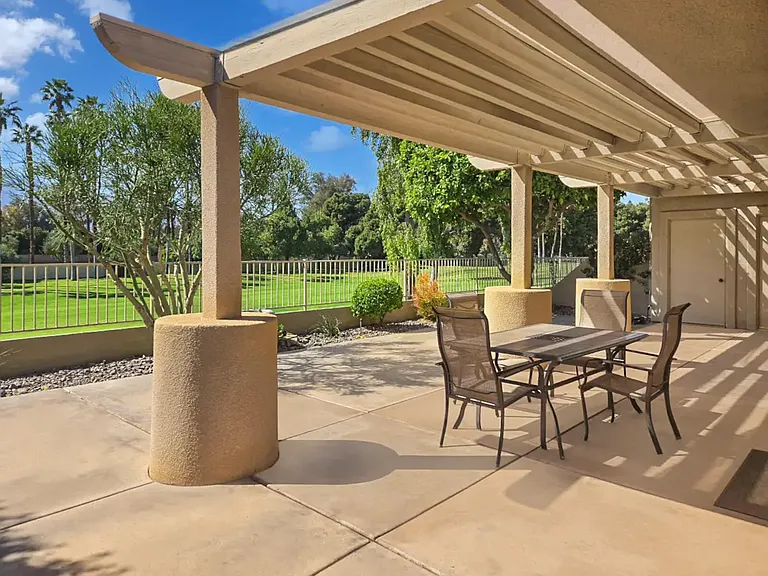 285 W Kavenish Dr — Photo 16