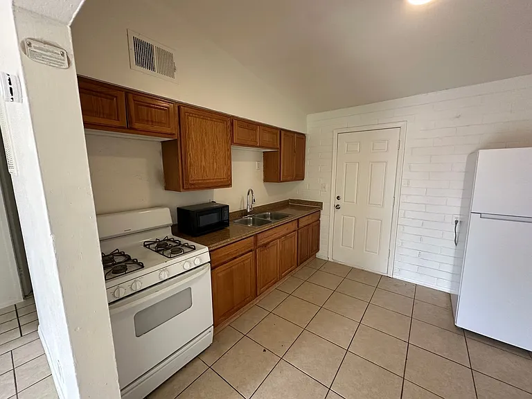 1626 N 26th Pl — Photo 16