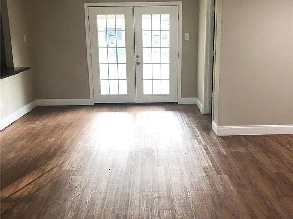 3rd image of 729 Bluebonnet Ln