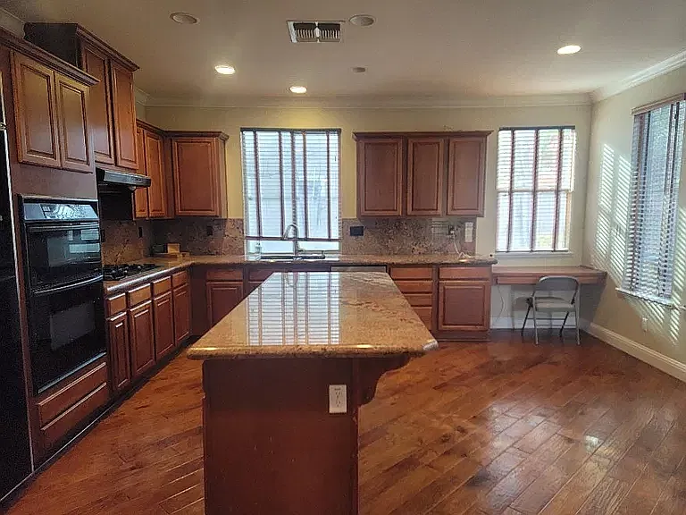 3 bed, 2541 sqft, $3,400 — Photo 2