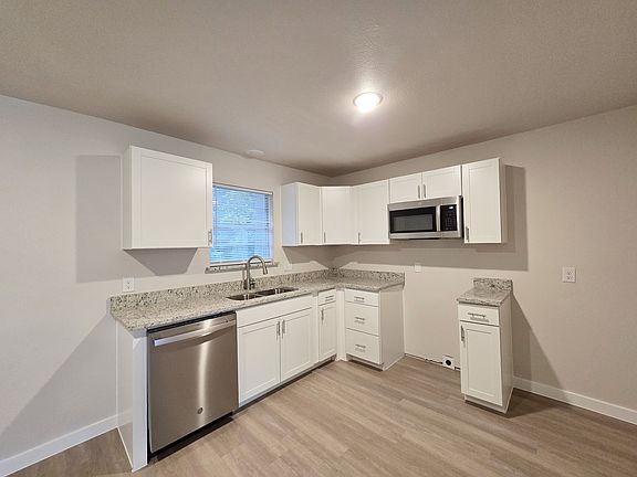 5th image of 380 Francis St