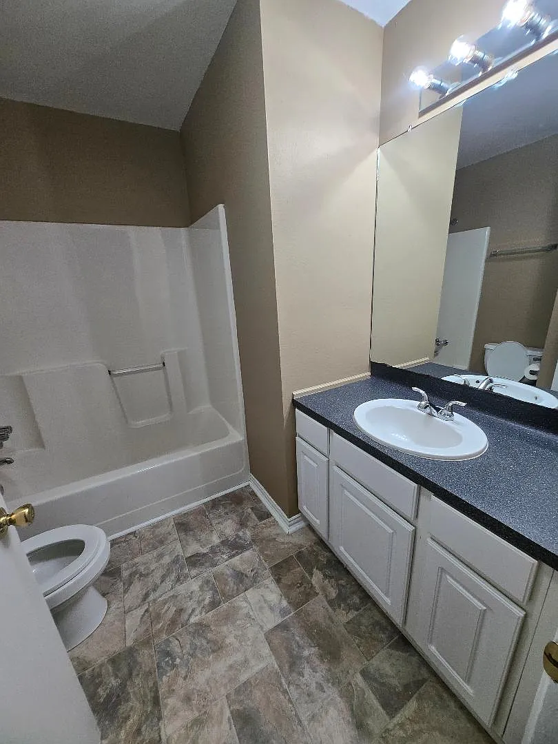 2 bed, 1100 sqft, $1,050 — Photo 3