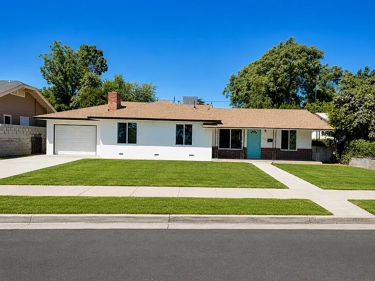 1021 E Cortland Ave — Photo 1