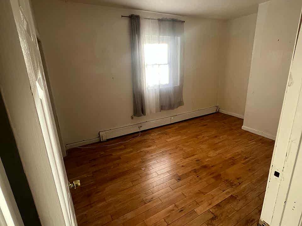 pic taken while previous tenant. clean and updated