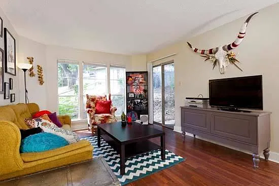 Small 1/1 living room (standard)