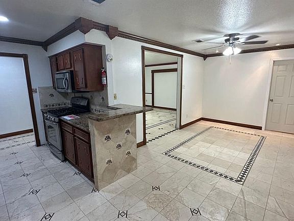 3rd image of 5815 Iris Ln