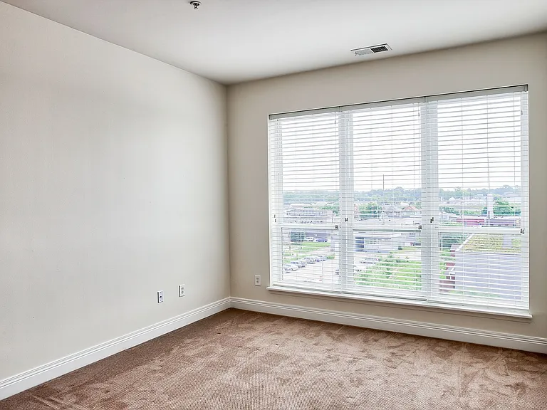 Maxwell Apartments — Photo 34