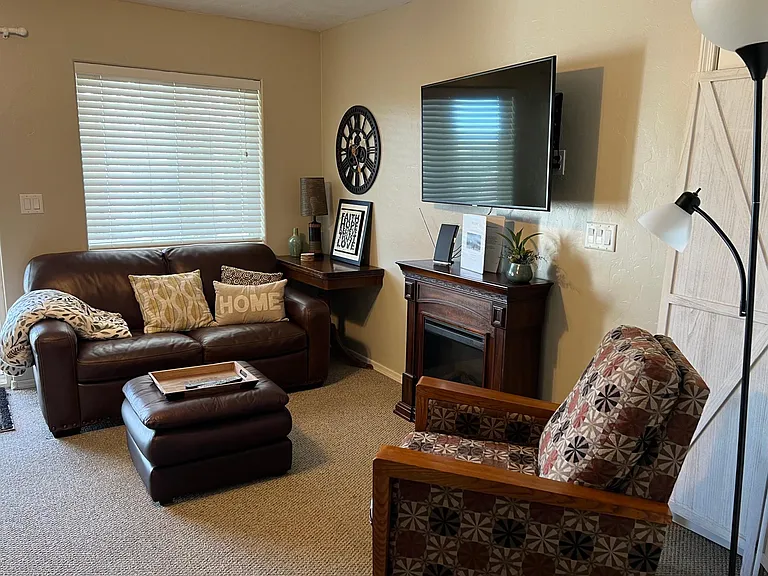 4575 E William Dr #B — Photo 4