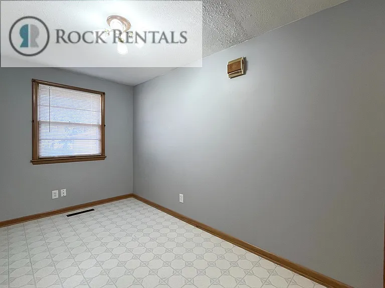 502 S Washington St — Photo 11