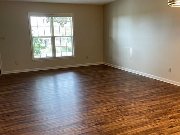 New-like LVT flooring in living room/dining room