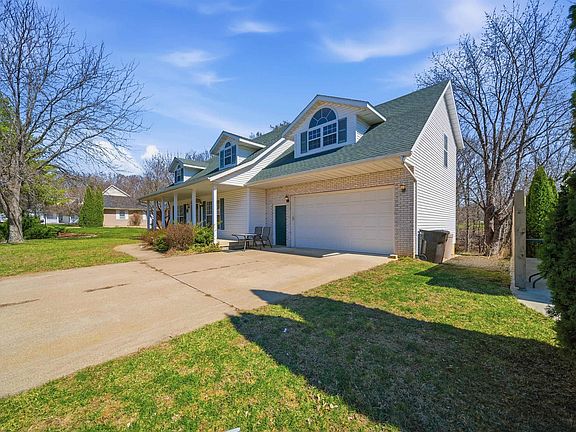 3rd image of 315 Oakbrook Dr