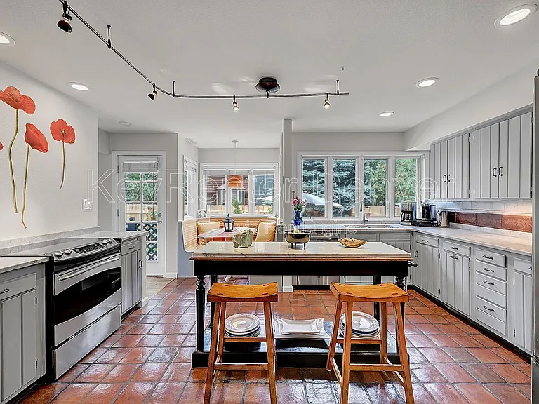 3427 Iris Ct — Photo 8