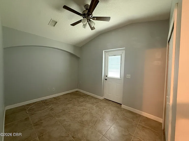 228 E Holly Dr — Photo 8