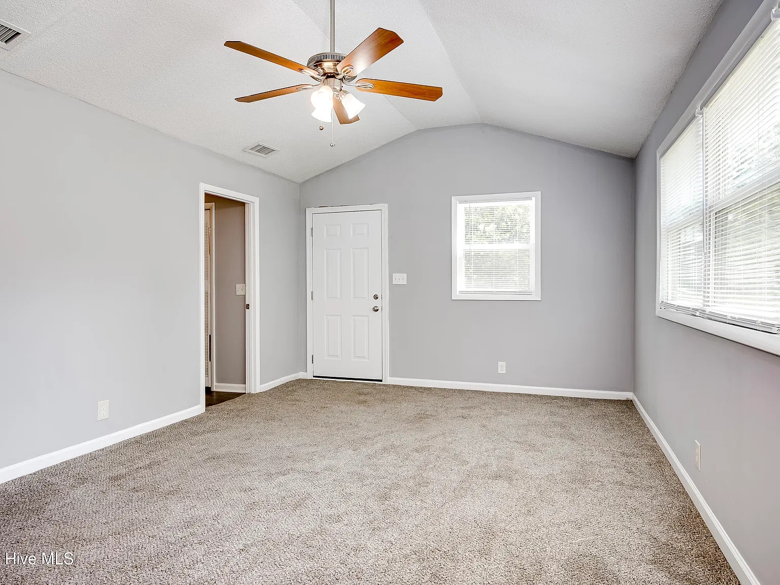 1 bed, 2.0 bath, 896 sqft, $995 — Photo 3