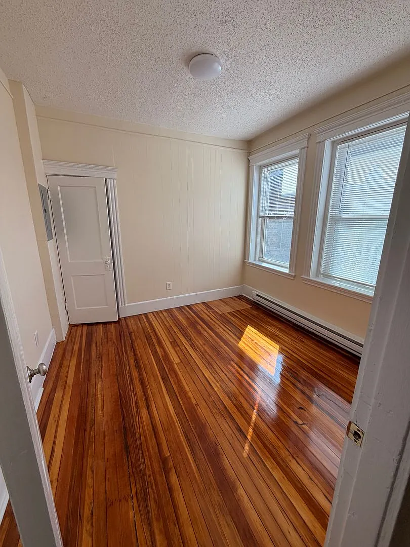 Mission Hill 2 Bed Modern Kitchen & Bath Parking Available 9/1 — Photo 2