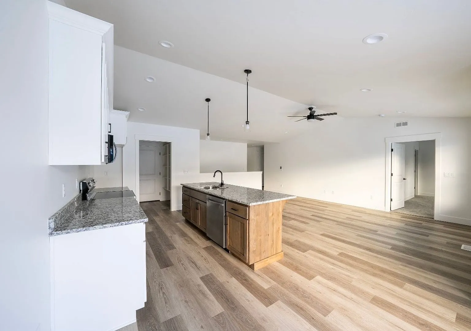 New Twin Home In Sugar City 3 Bed 2 Bath With Unfinished Basement And 2 Stall Garage — Photo 4