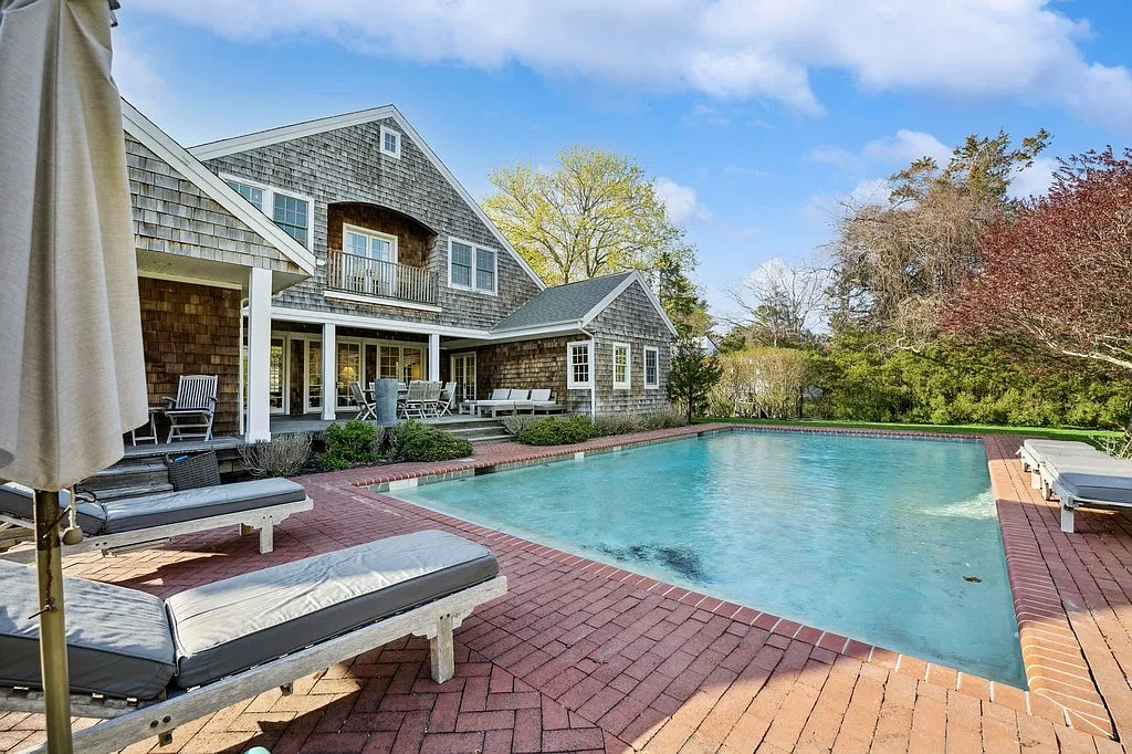 Quogue South Newly Renovated with Five Bedrooms and Heated Pool — Photo 2