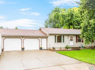 700 E Maple St, Harrisburg, SD 57032