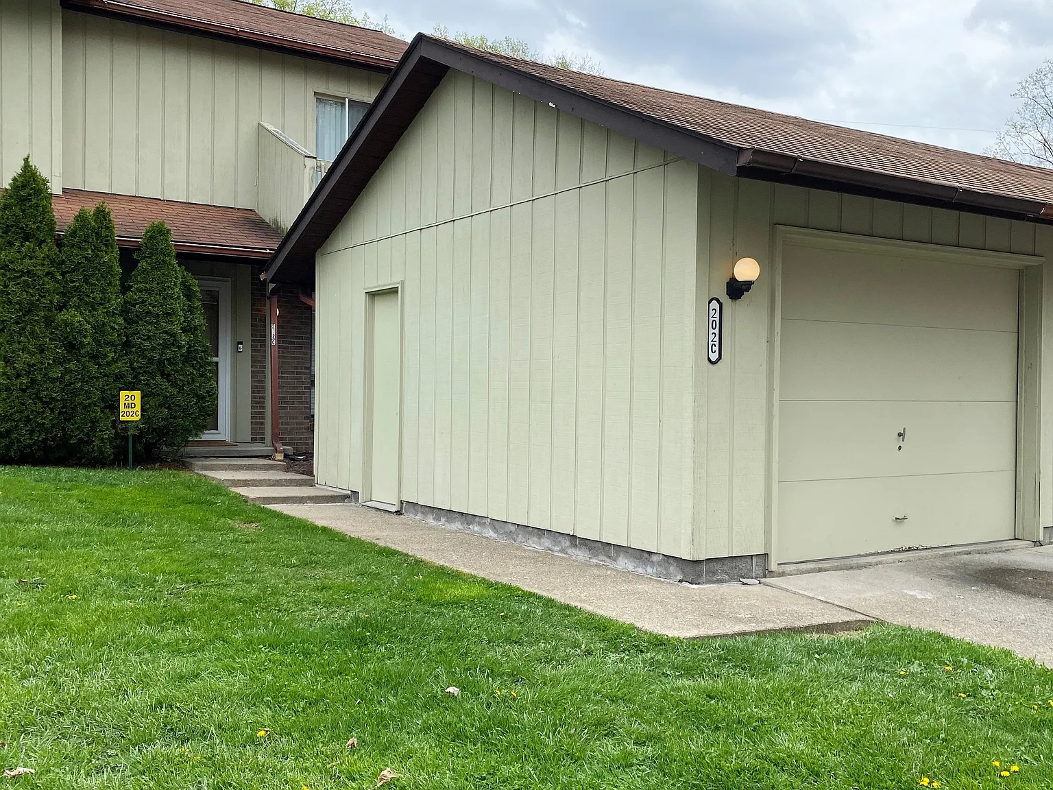 3 bed, 2.5 bath, 1300 sqft, $1,700 — Photo 1