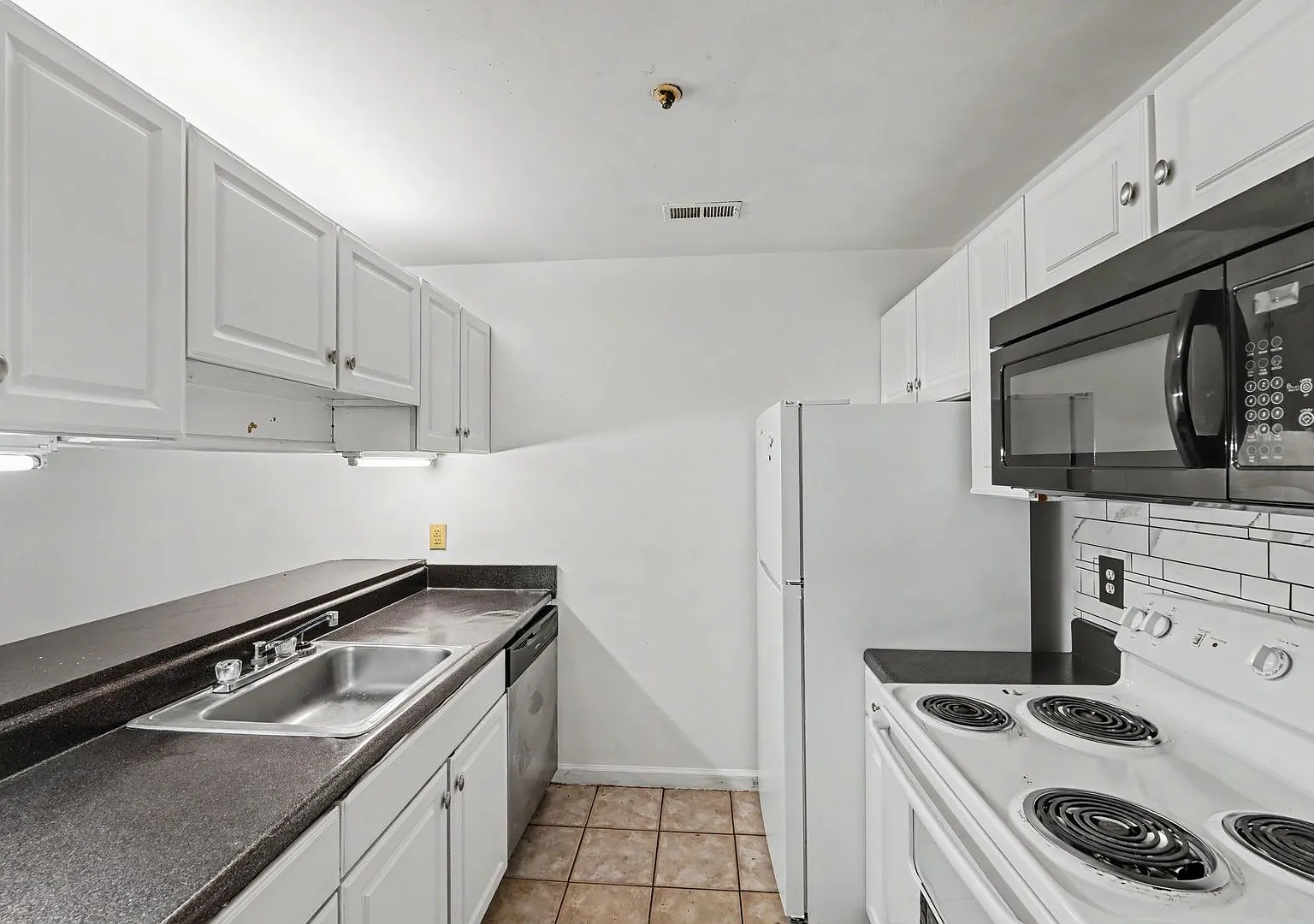 Spacious 4-Bedroom Condo Across from UNC Charlotte! — Photo 1