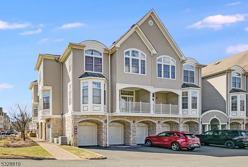 2 bed, 2.5 bath, 2203 sqft, $4,400 — Photo 3