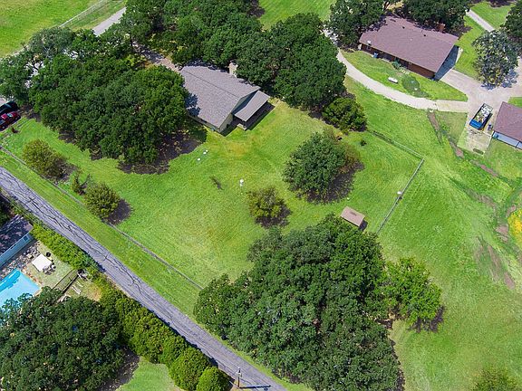 3rd image of 703 Robin Ln