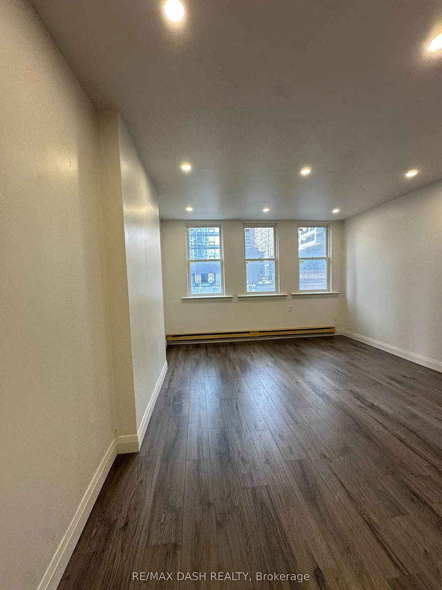 Building Photo - 565 Yonge St #4