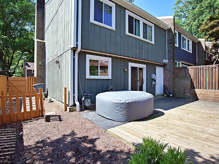1450 Greenmont Ct — Photo 2