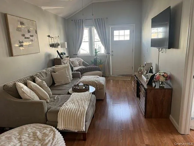 2 bed, 1.0 bath, 723 sqft, $3,600 — Photo 2