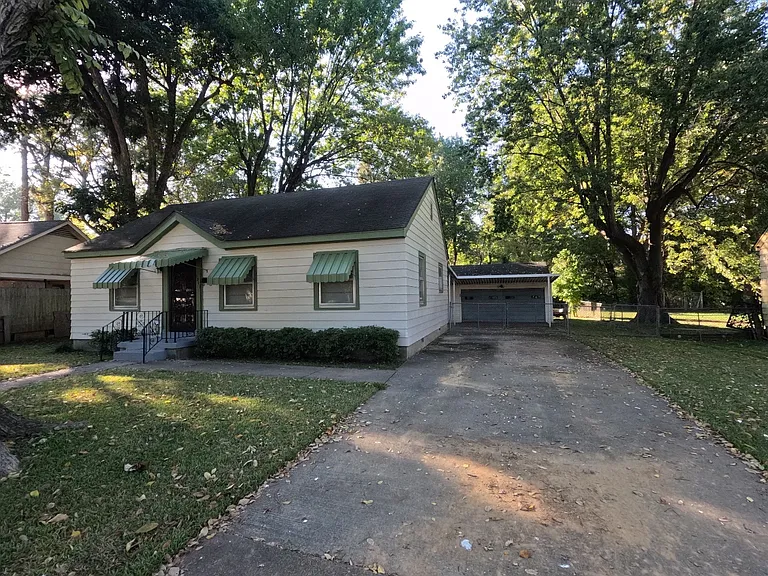 1311 Victor Dr — Photo 2