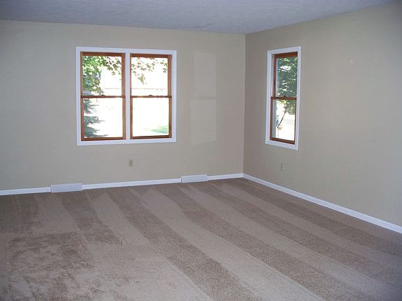 large master bedroom w bath