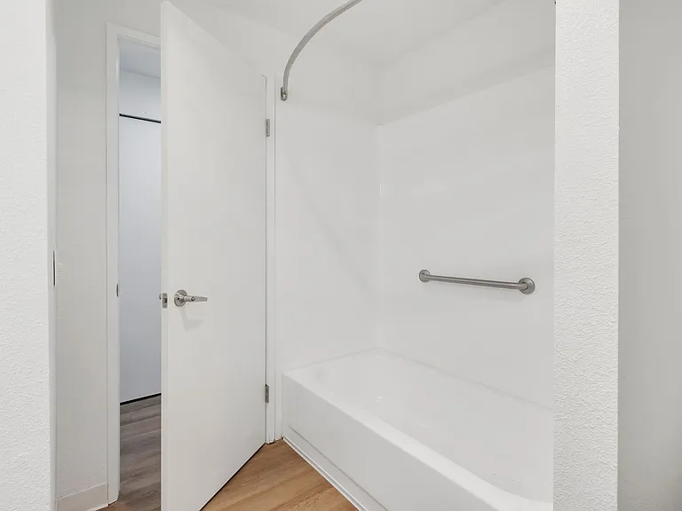 Oak Park Apartments — Photo 10