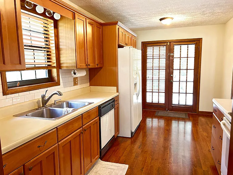 329 Harris Oaks — Photo 3