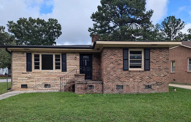1200 E Holly St — Photo 1