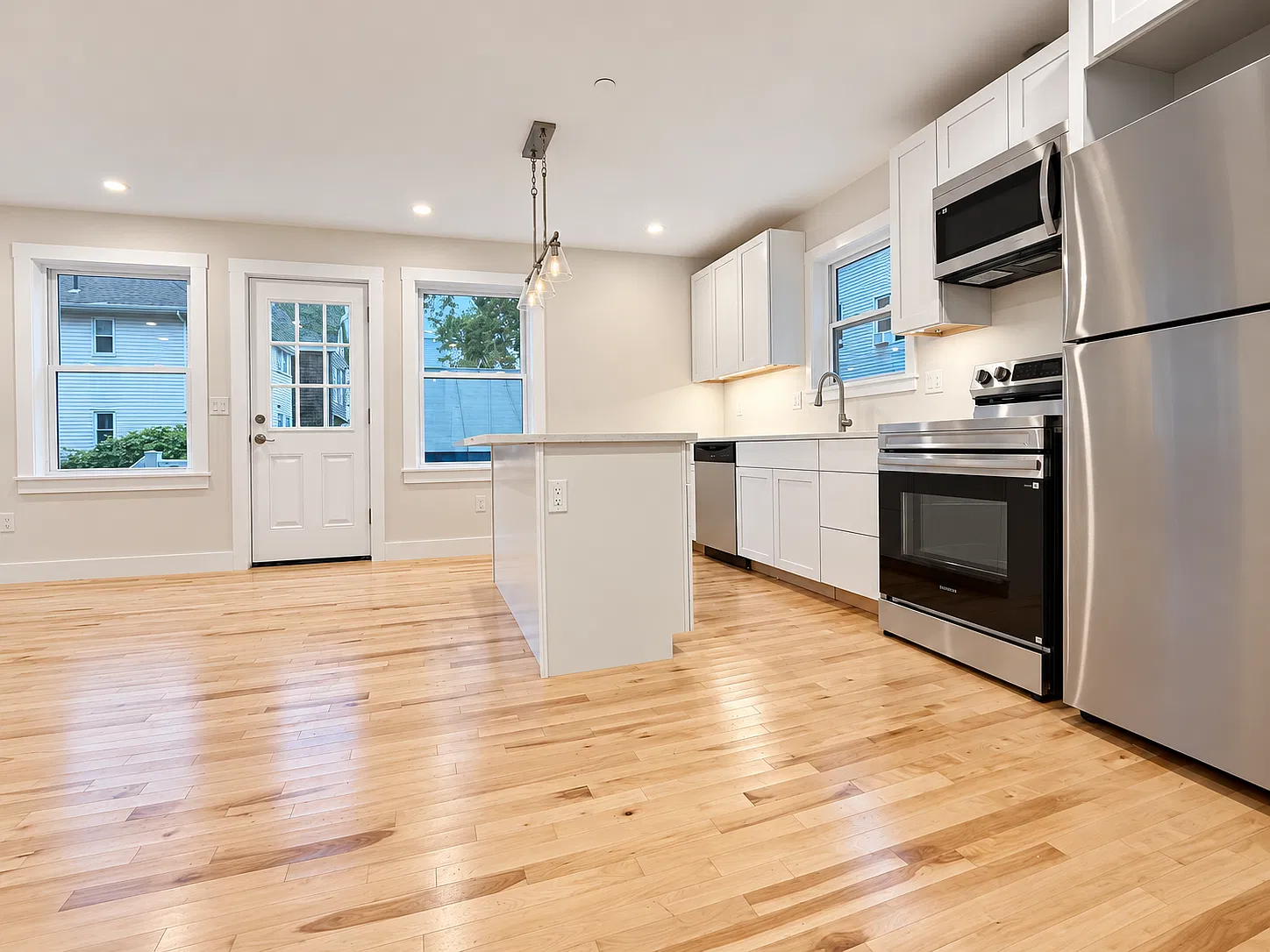 3 bed, 2.5 bath, 1400 sqft, $4,200 — Photo 4
