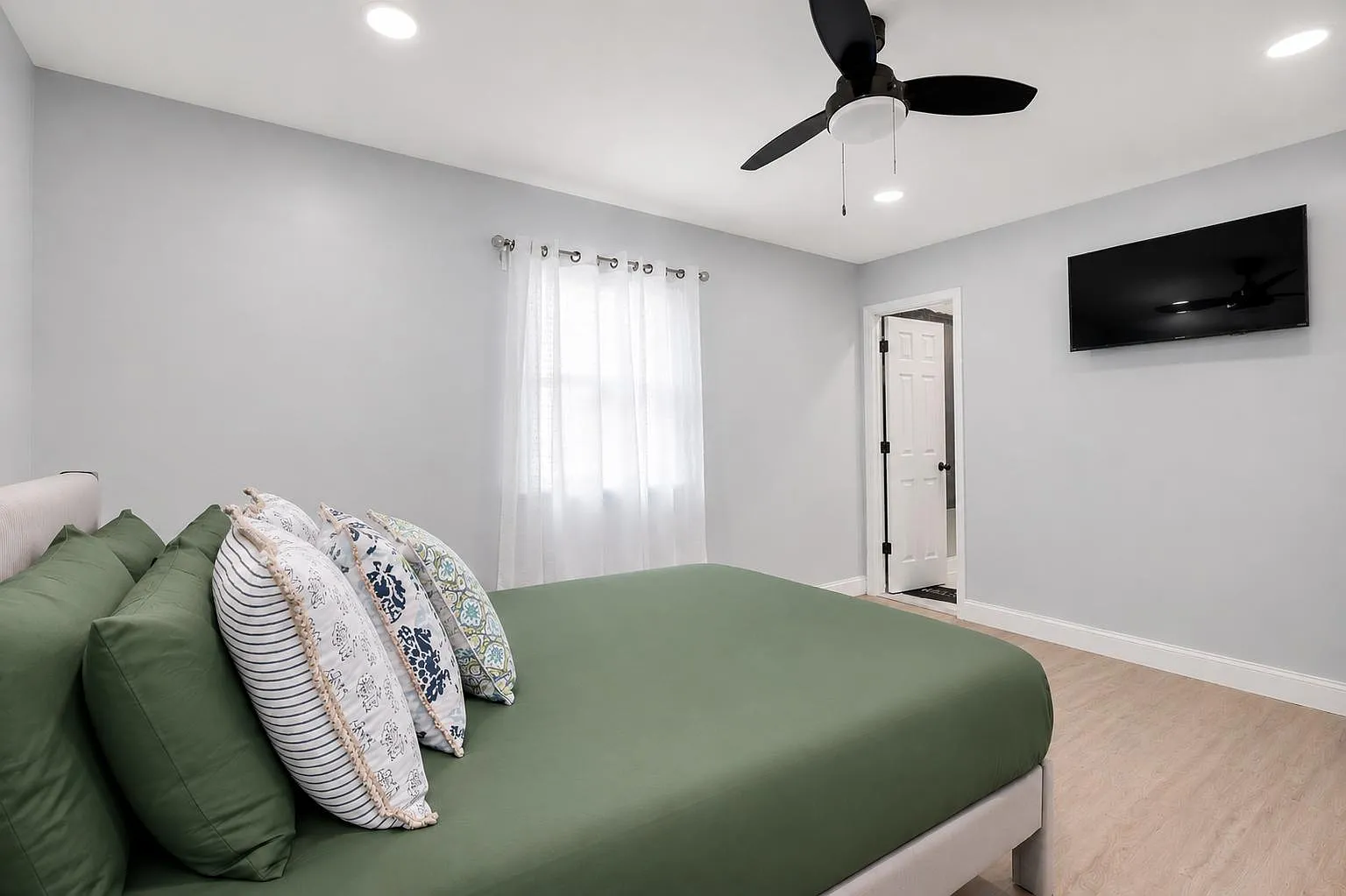 4 bed, 3.0 bath, 2700 sqft, $1,845 — Photo 2