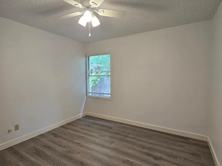 102 Laurel St — Photo 12