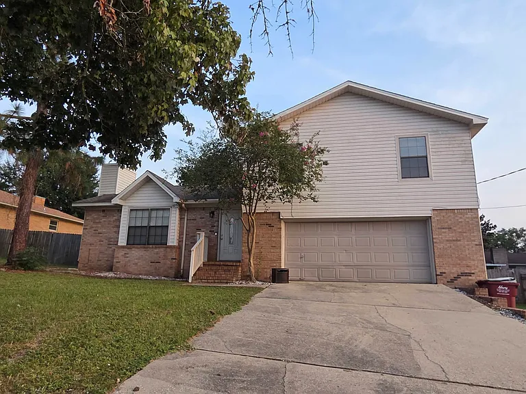 205 Southview Dr — Photo 3
