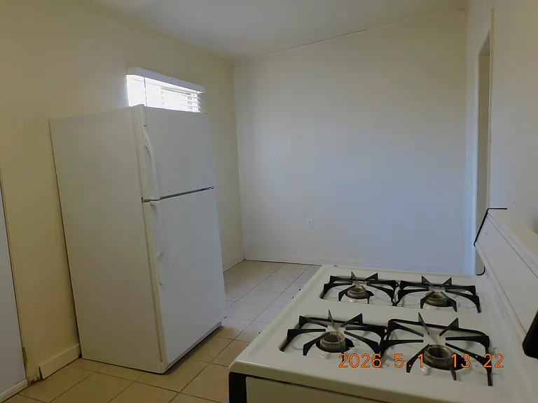 2077 S Maple Ave — Photo 8