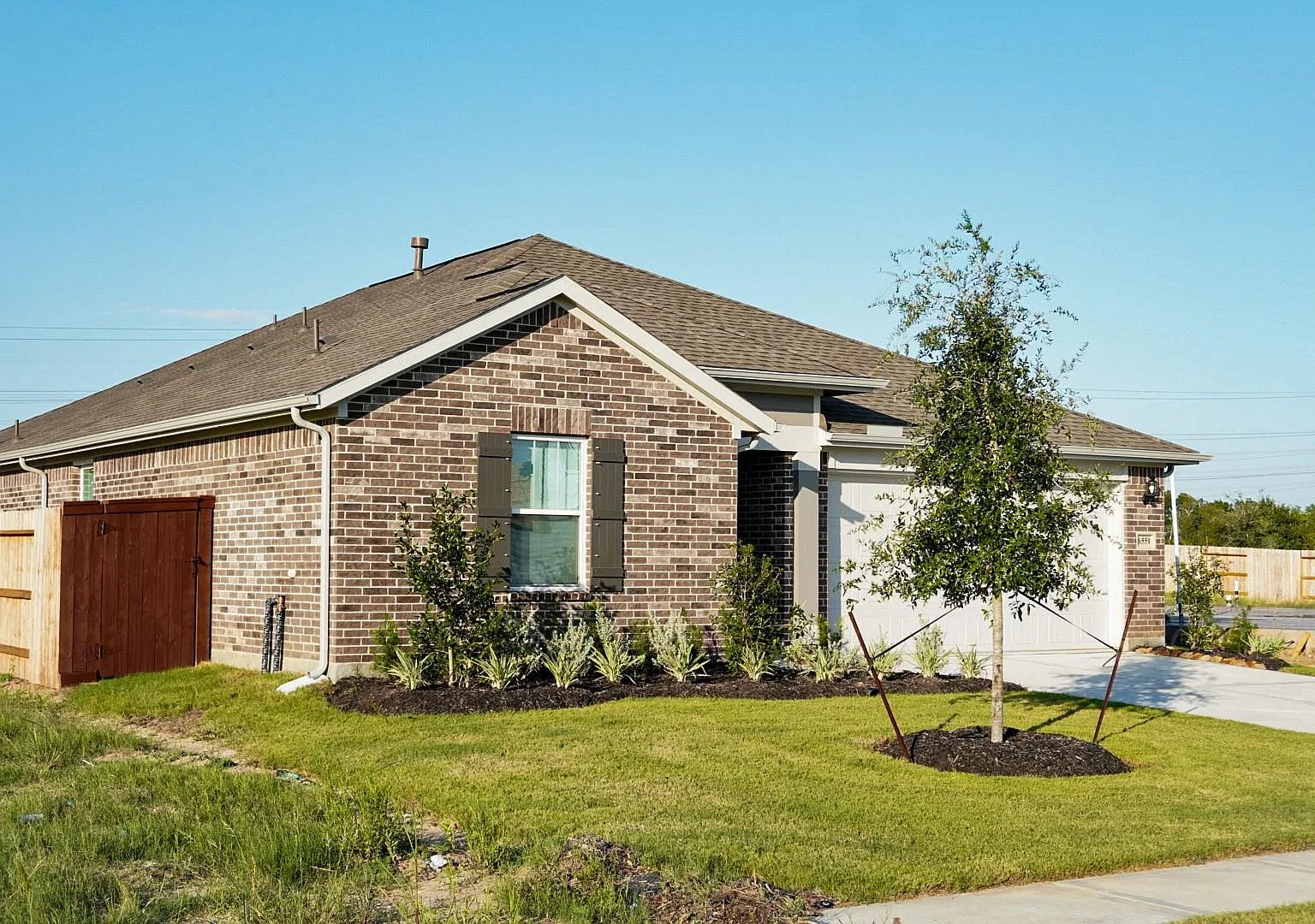 4 bed, 2.0 bath, 1962 sqft, $2,600 — Photo 2