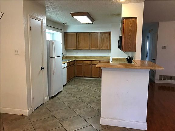 2nd image of 242 E Bancroft Dr