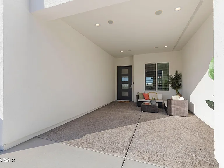 2252 E South Mountain Ave — Photo 3