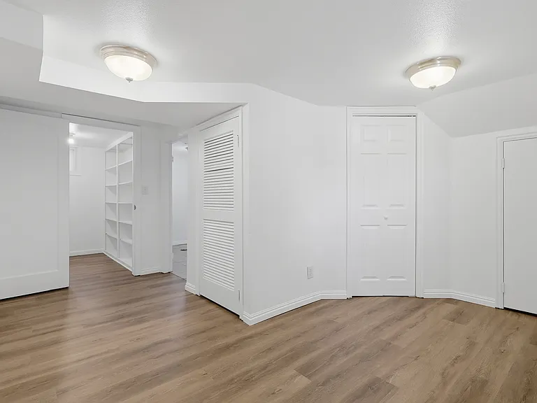 654 W Lennox St — Photo 17