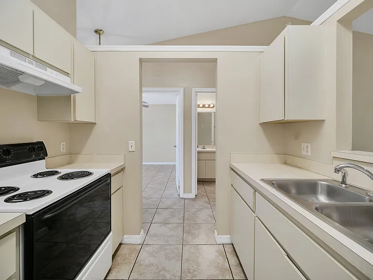 2628 Legend Ct #2628 — Photo 13