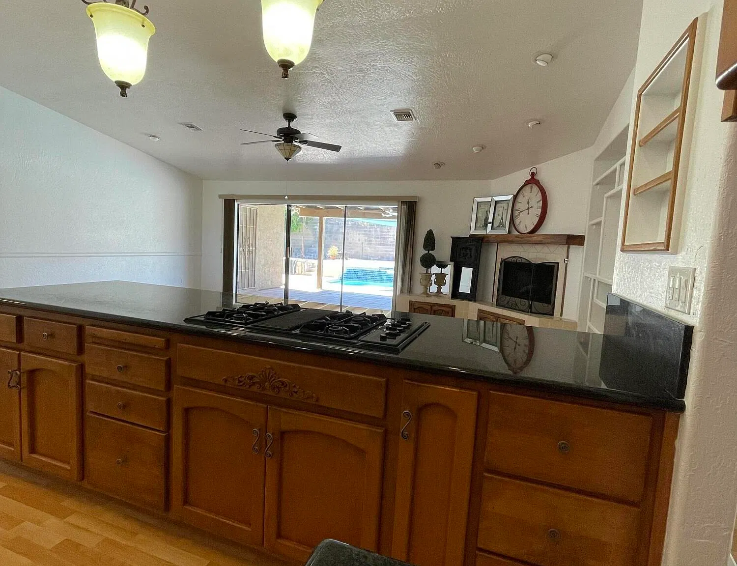 4 bed, 2.0 bath, 2600 sqft, $2,975 — Photo 4